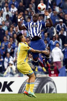 Mangala salta più in alto di Fernando. Epa